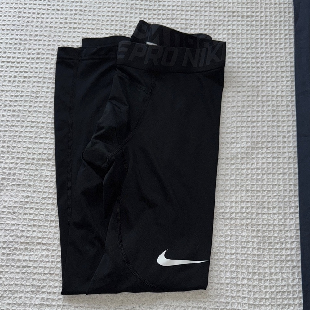 Men med Nike pro leggings med